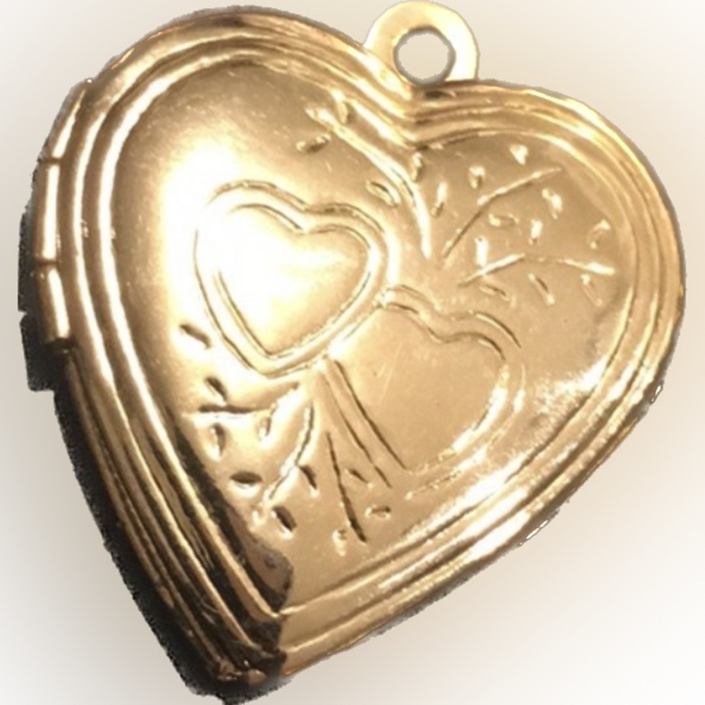 “Vintage gold-tone heart locket – classic romantic design”